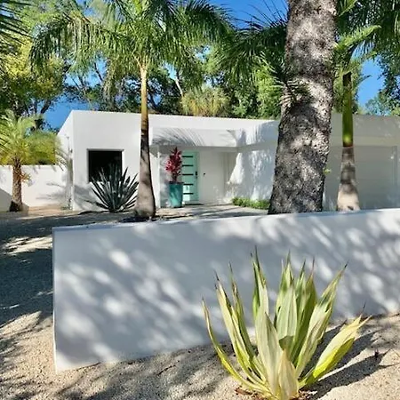 Villa Hiddengem In Charming Sarasota, Florida